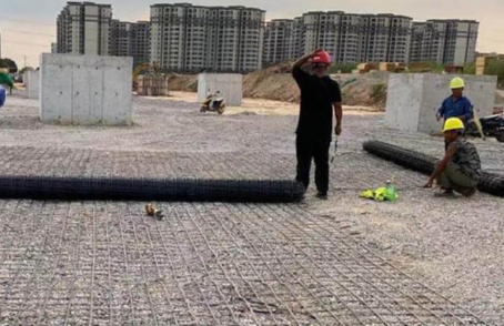 河北土工格栅铺设前地基要怎么处理？